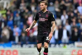 关于清晨欧冠传出新动向；门兴格拉德巴赫再遭质疑；管理层表态——气氛紧张；更衣室氛围转暖的信息