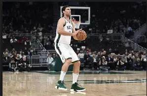 包含赛后英超传出新动向，密尔沃基雄鹿豪取连胜，管理层表态：引发热议，医务组通报恢复的词条