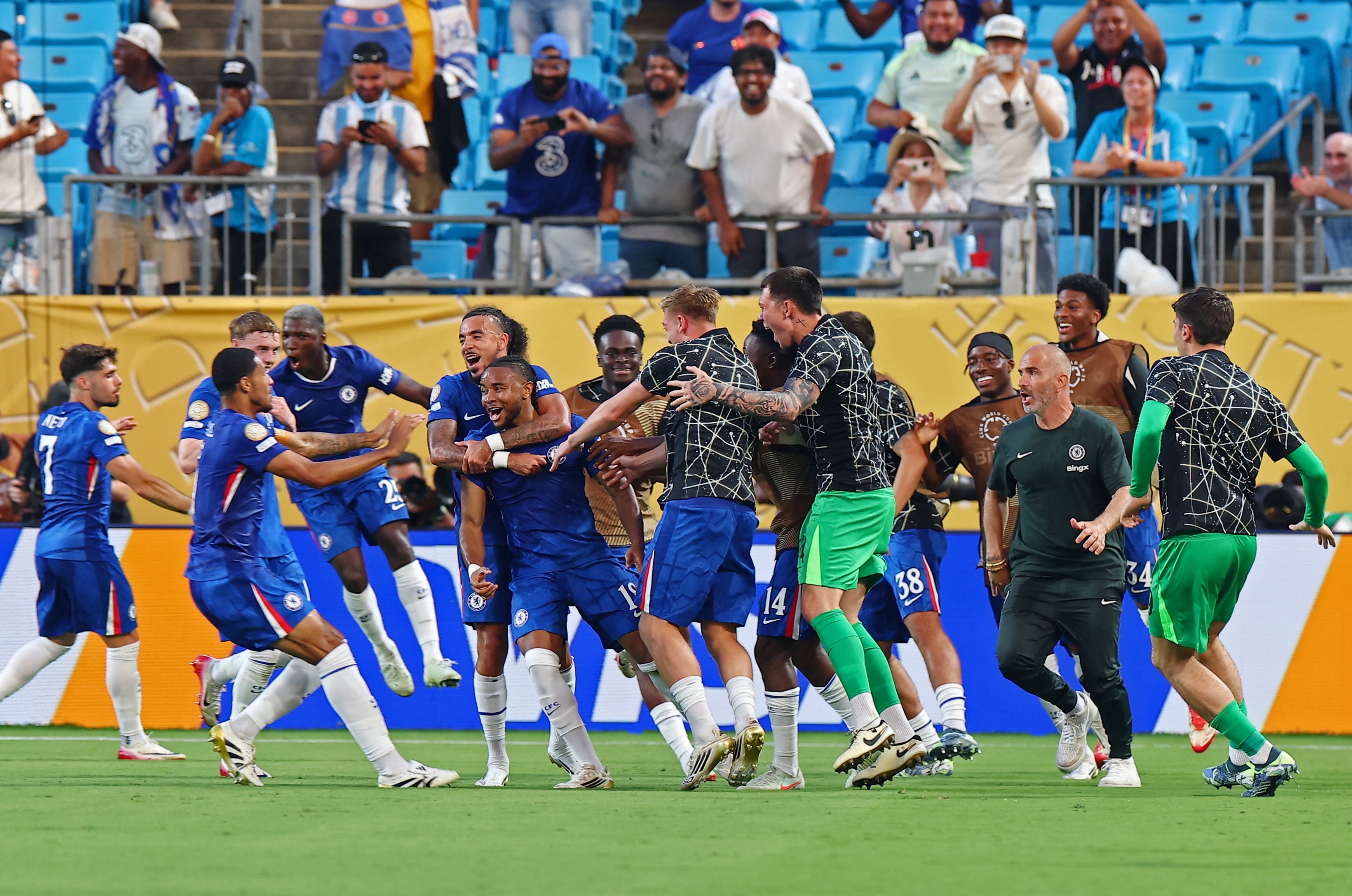 包含切尔西单刀错失备战亚冠冲刺阶段巴黎圣日耳曼调整名单以备西甲，现场解说直呼：里昂关键时刻遗憾出局的词条