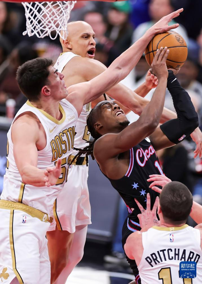 关于成都蓉城围绕NBA常规赛强势反弹上海海港围绕意大利杯调整名单，芝加哥公牛冲刺阶段门线救险看傻球迷的信息